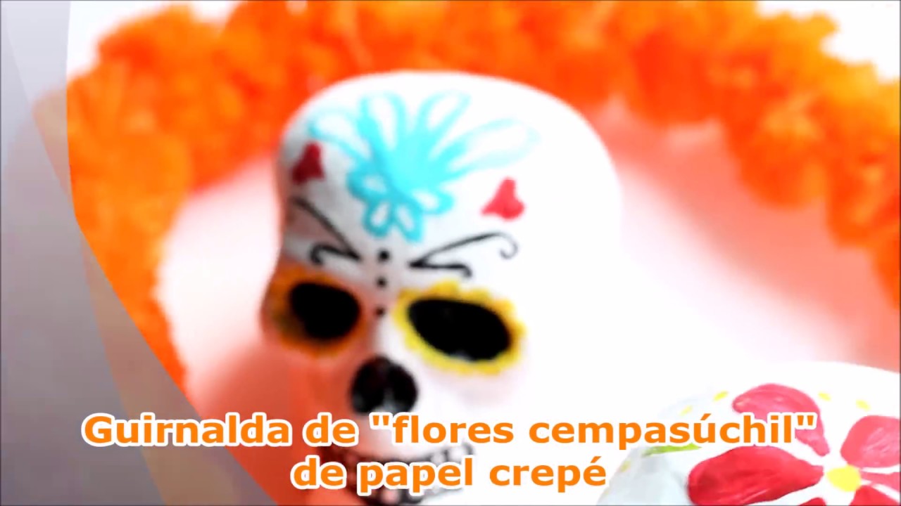 Guirnalda de flores de cempasúchil hechas con papel crepé para el Día de Muertos