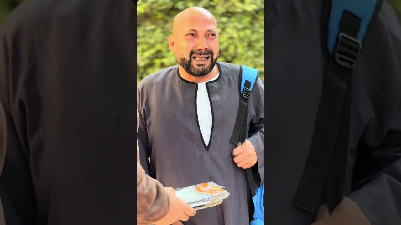 شاب  يكسر بخاطر رجل فقير امام زوجته 😱