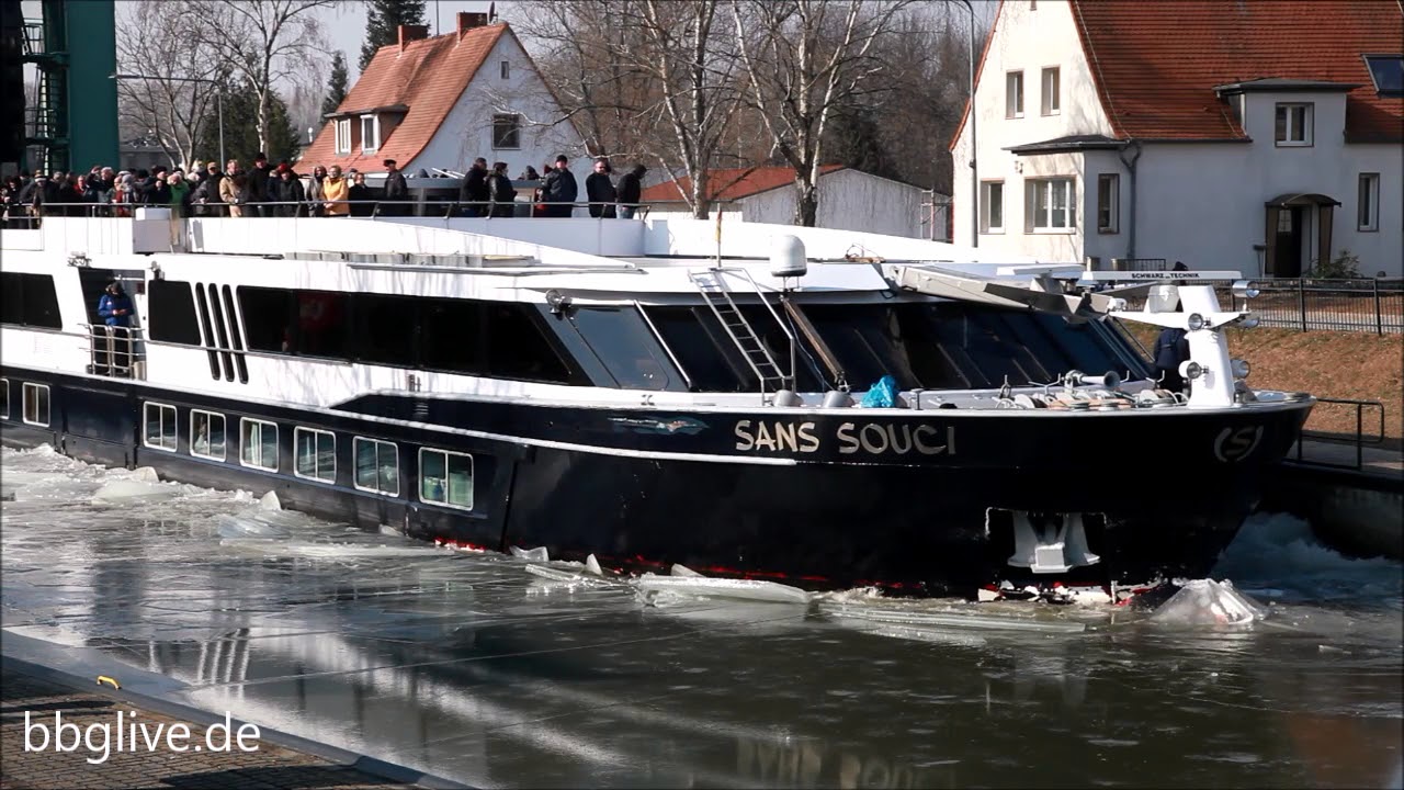 Die MS Sans Souci bei Packeis auf der Durchfahrt von Bernburg