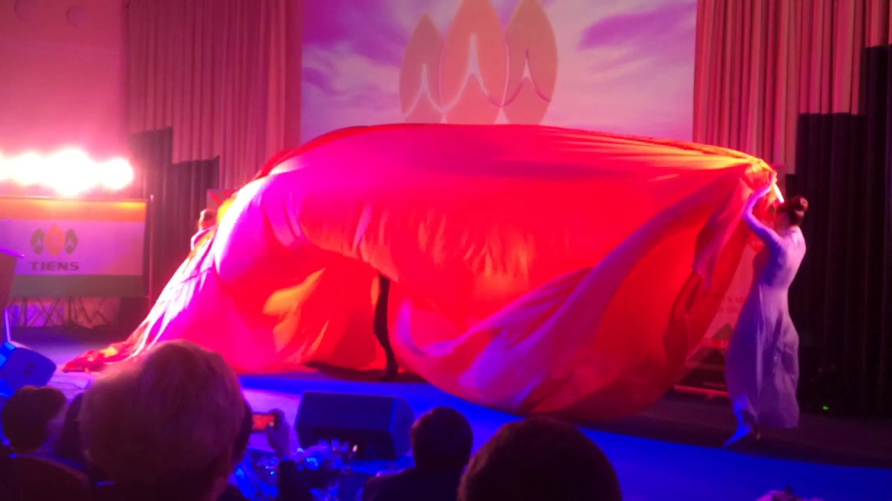 Танец королевы. Красивое выступление.