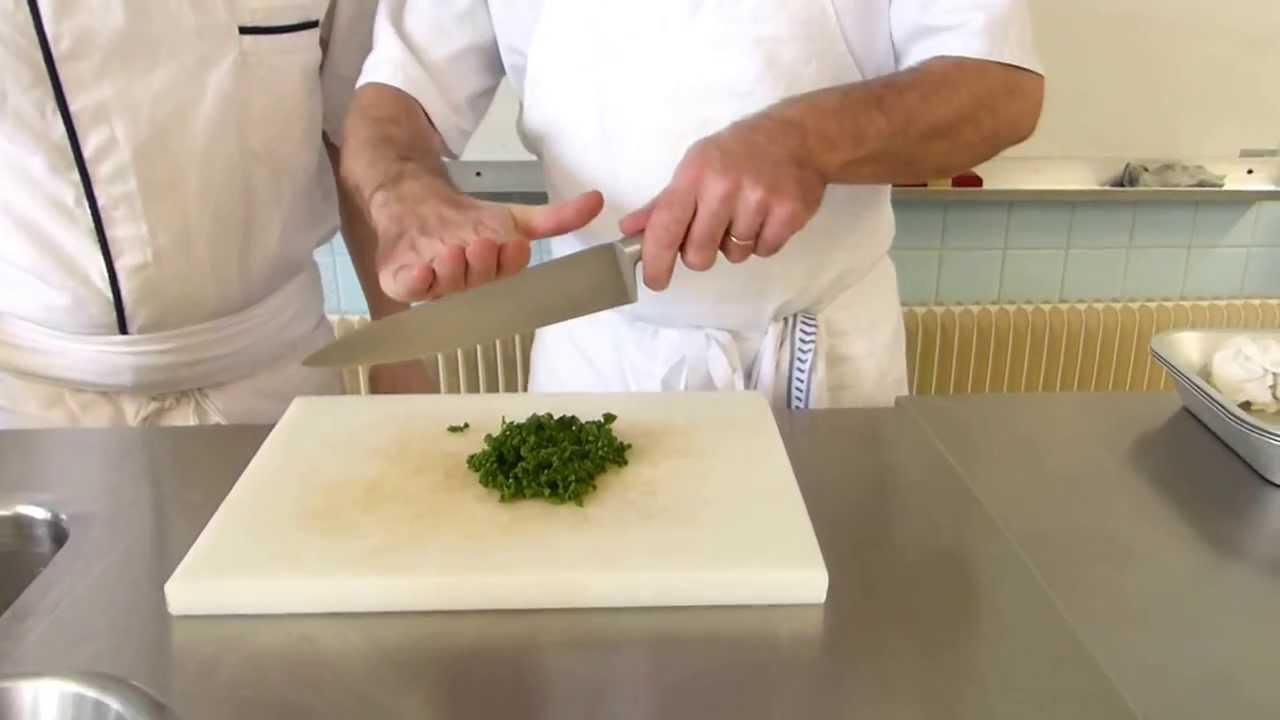 Cours de cuisine: Laver, équeuter et hacher du persil