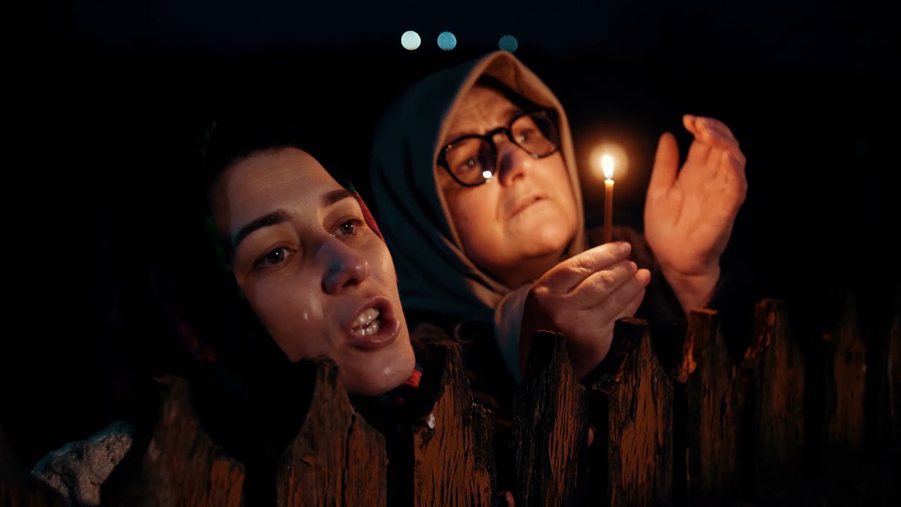 Când ții lumânarea satului, riști să arzi!