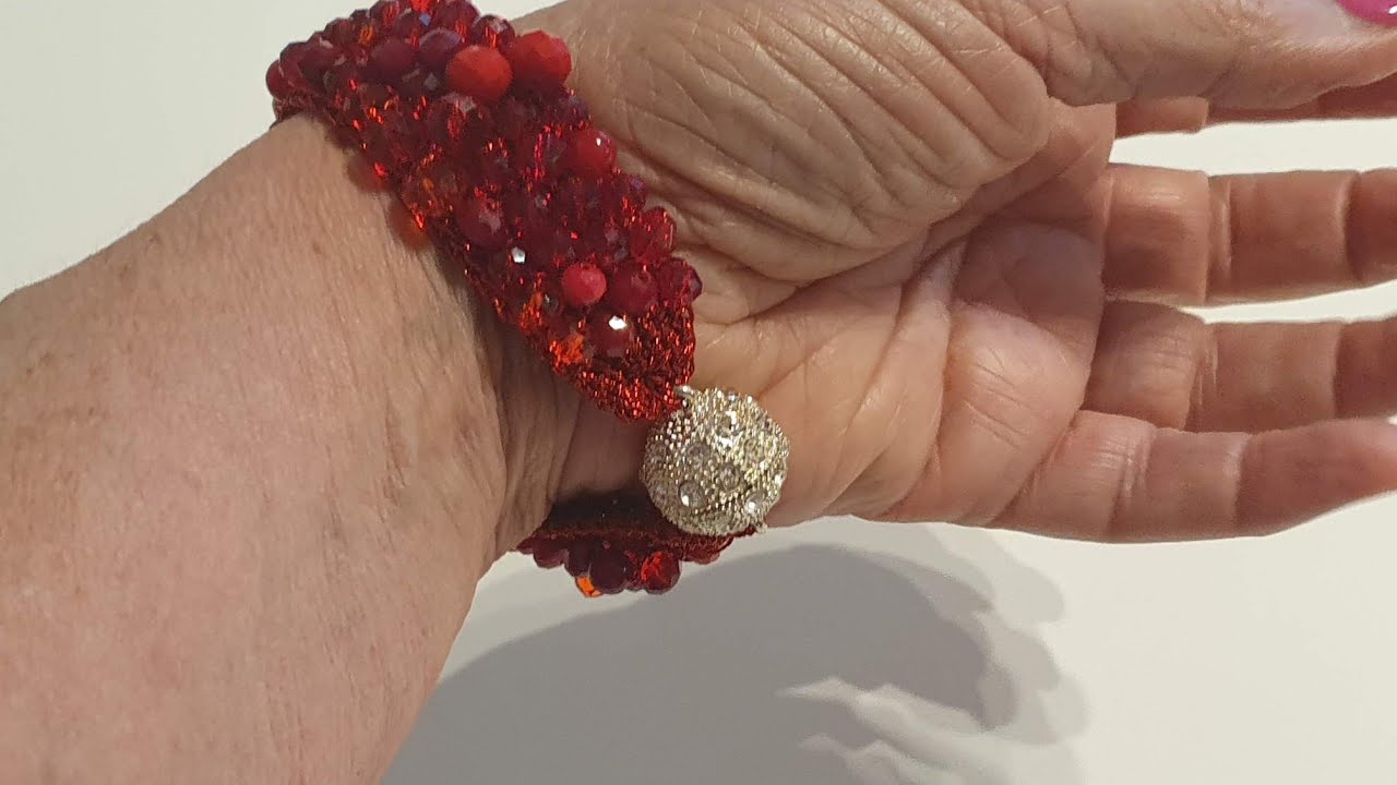 Bracciale lavorato all'uncinetto con Swarovski rossi