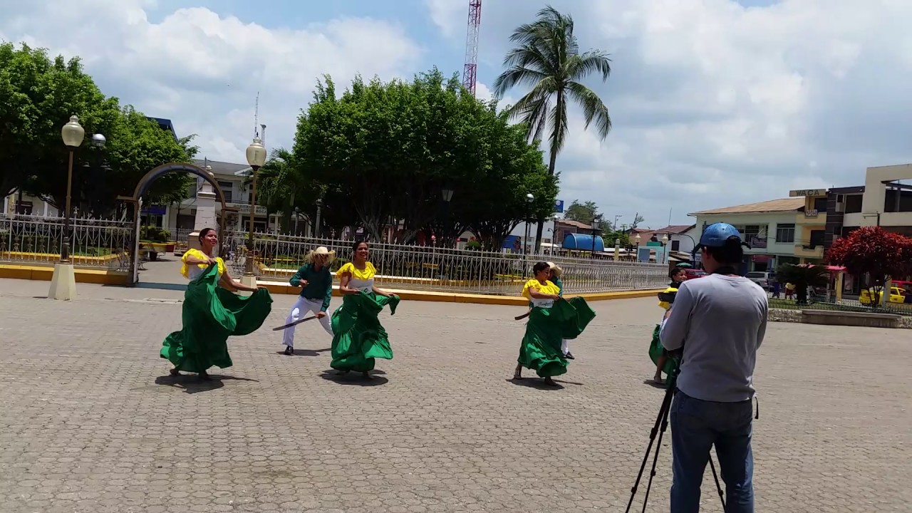 Folklore Manabita: la Iguana con el grupo florido vergel