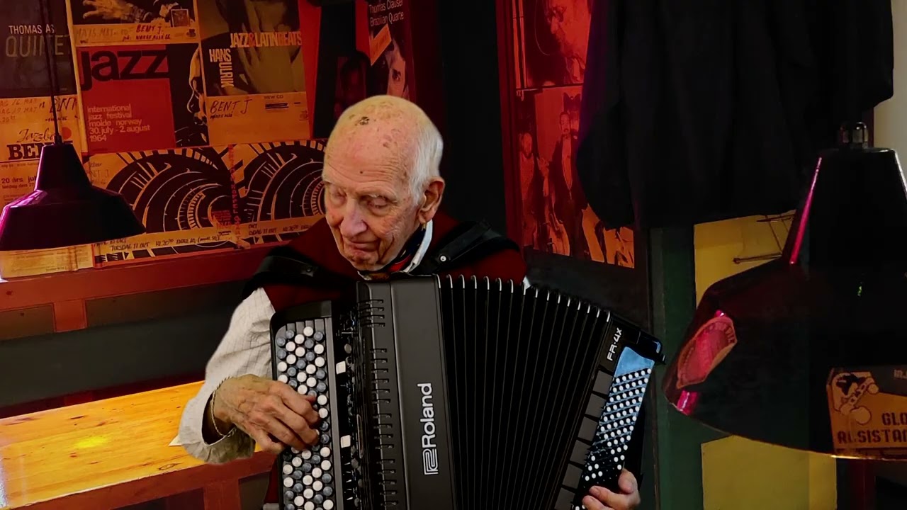 Roy spelar 20-talslåt (vet du vad den heter?)