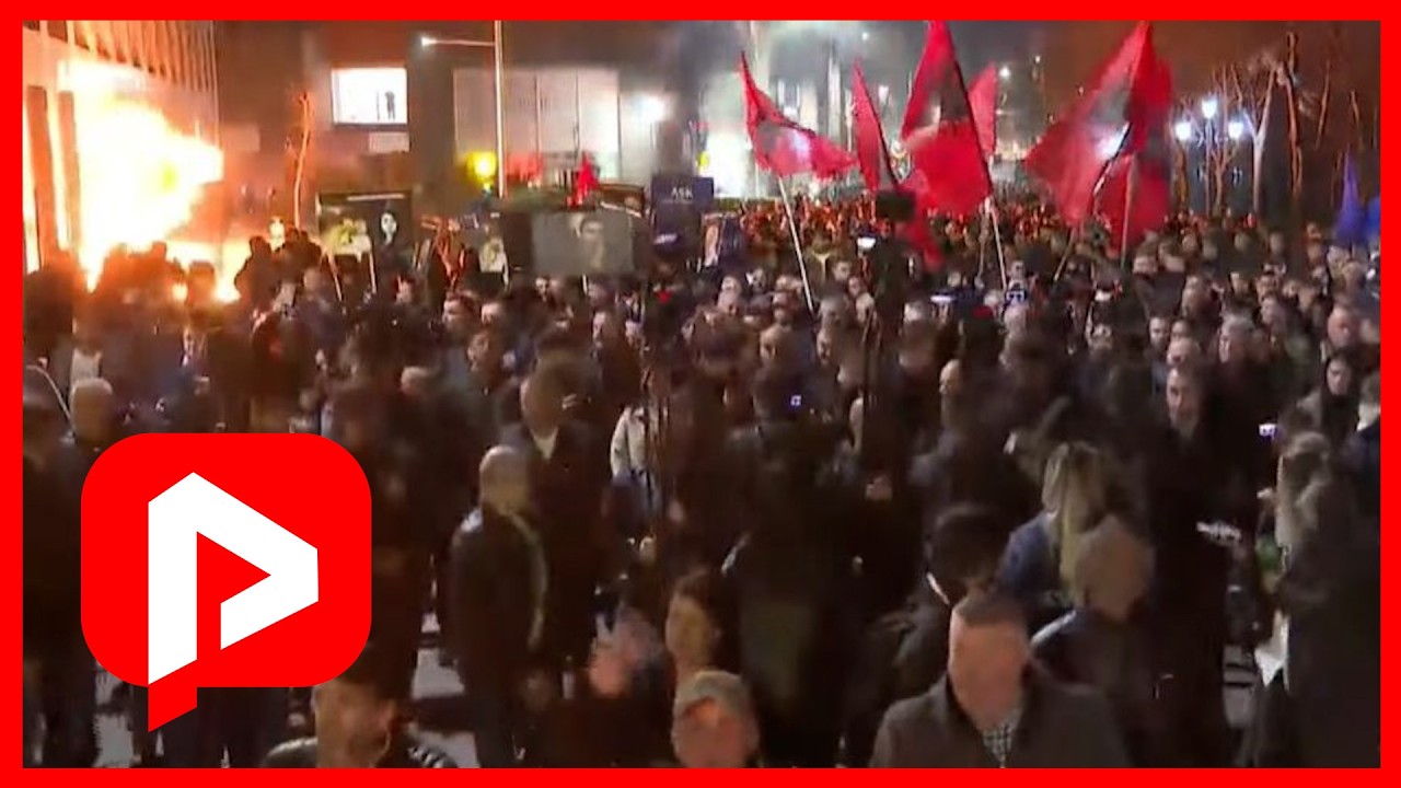 Plas keq në protestë; digjen kosha e sulmohen biznese, përplasje me policinë dhe gaz lotsjellës
