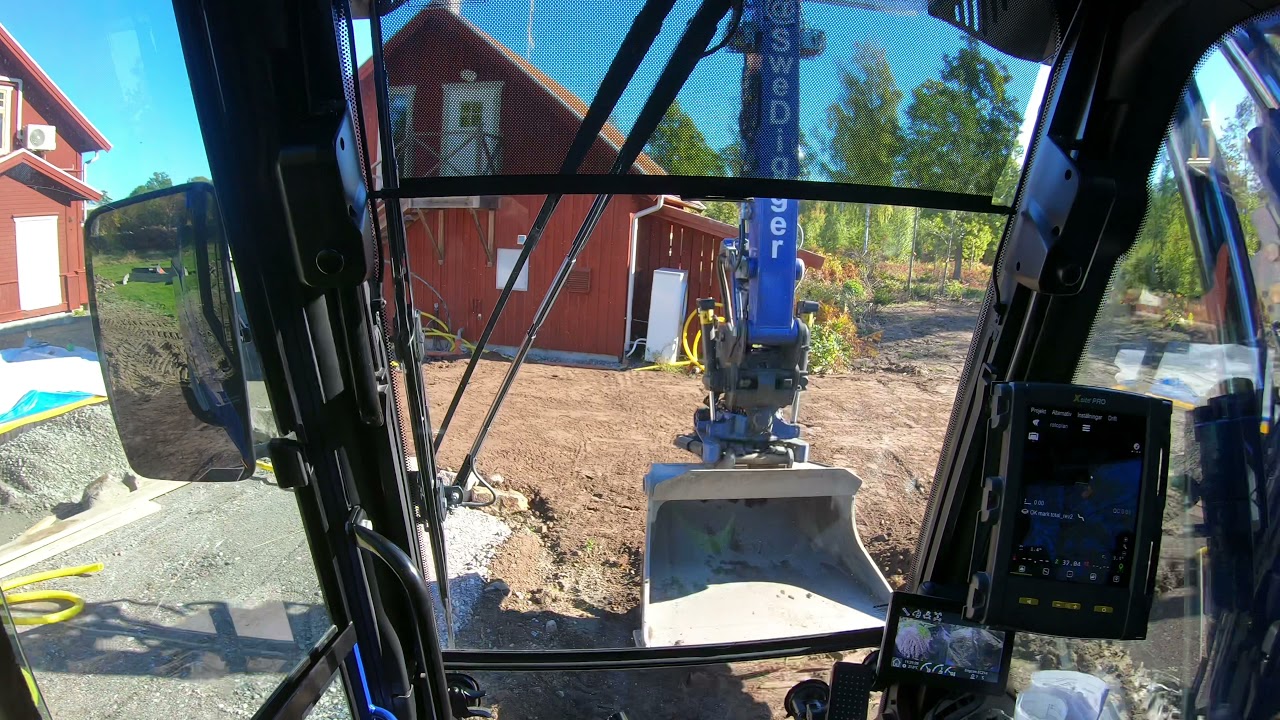 Planerar till en trädgård med min grävmaskin