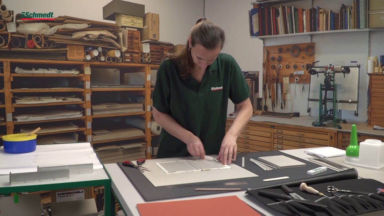 Buchdecken selber machen mit Deckenmachwinkeln von Schmedt. The World of Bookbinding.