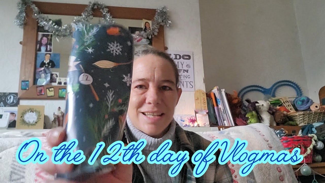 На двенадцатый день Vlogmas я получаю новый для меня диван и кресло.