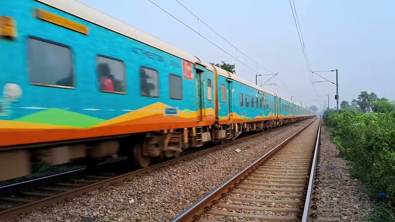 Hi-speed Crossing of Humsafar+Mahamana+Mahanagari+Shramjeevi...Express At BSB-DDU Section#train#wap7