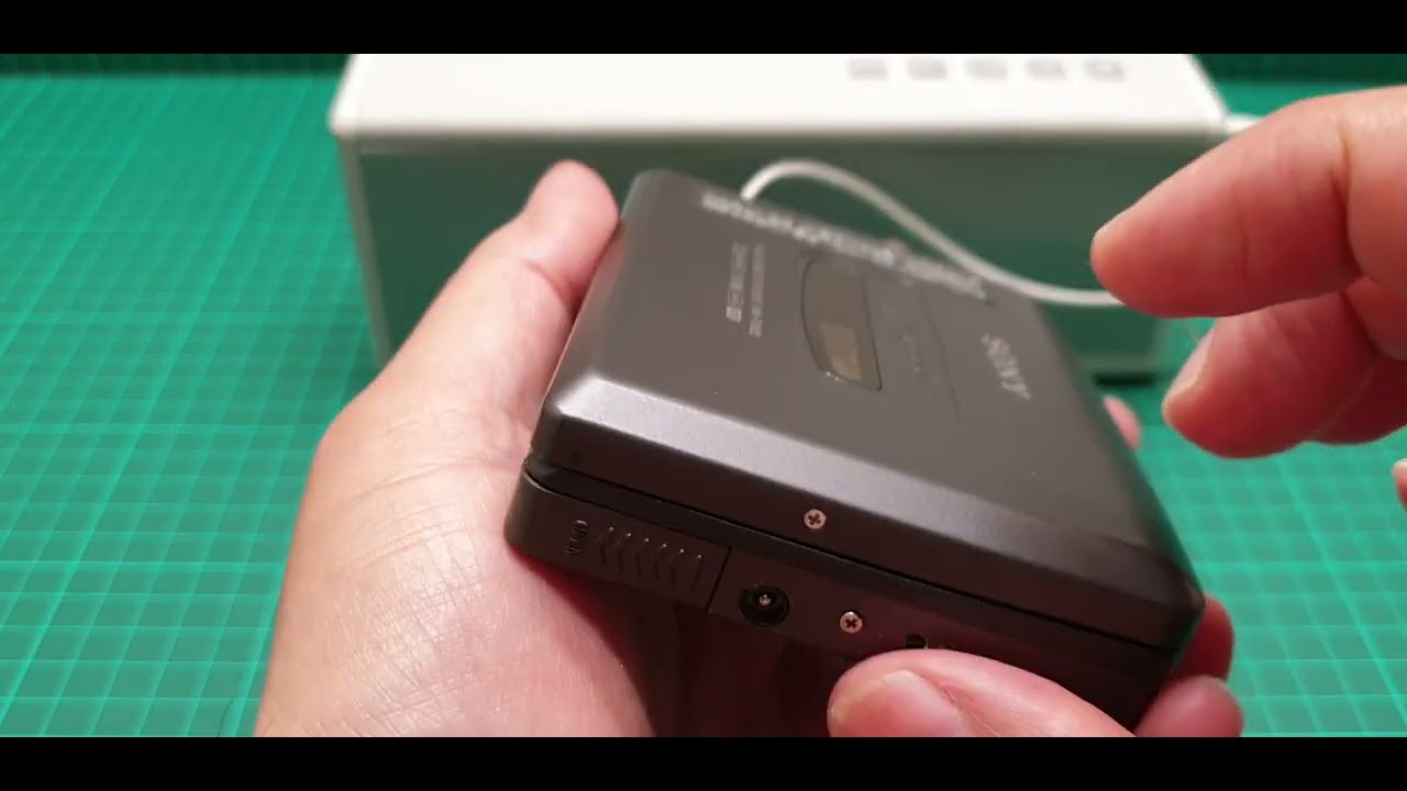 Sony WM-FX822 Radio Cassette Player Walkman review & look inside