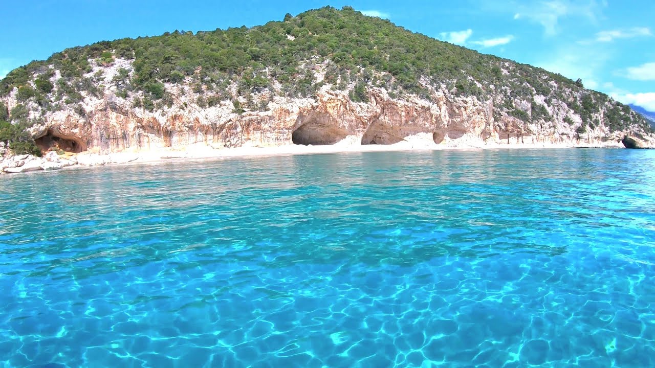 Escursione in  barca nella spiaggia selvaggia  di  Cala luna  Sardegna 4k
