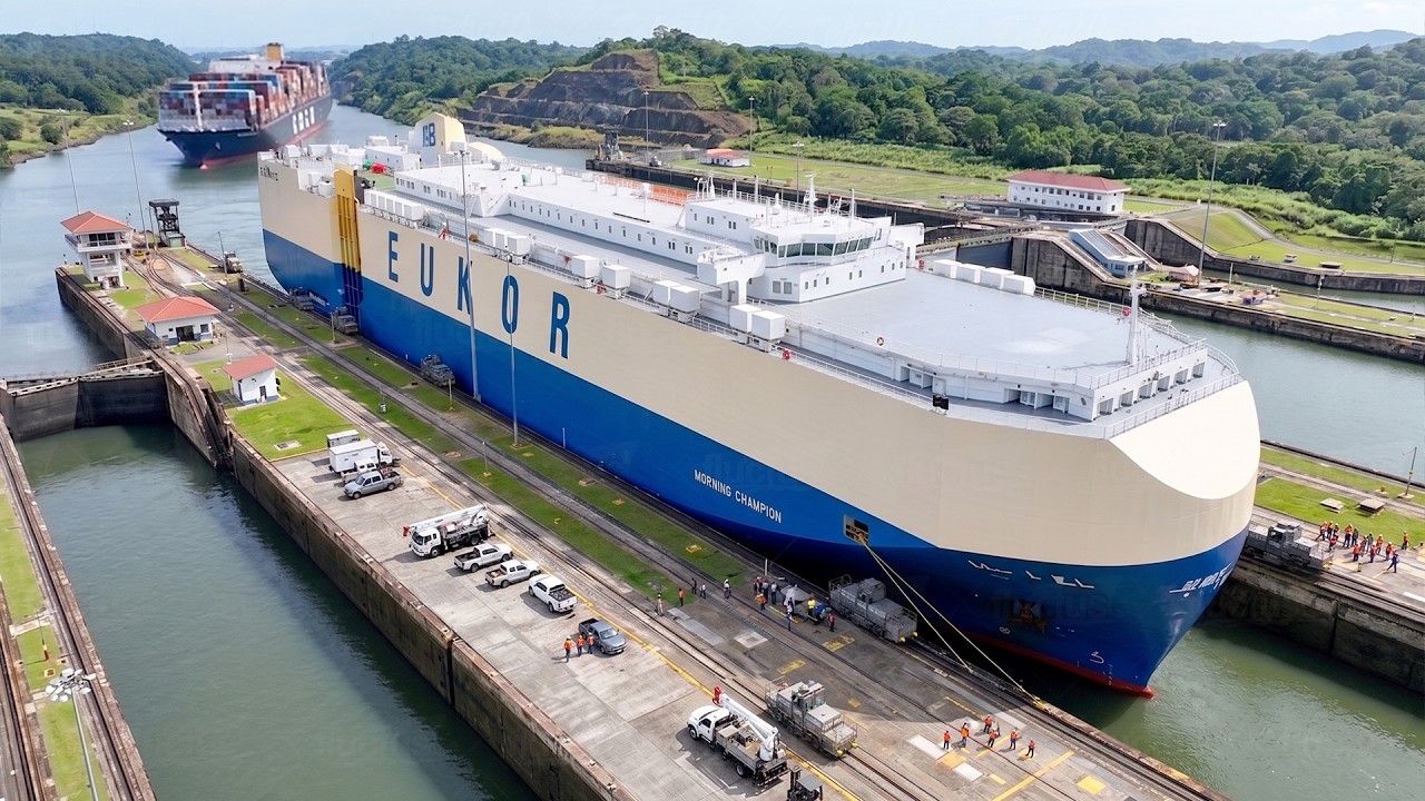 Amazing Way Gigantic Ships Navigate the Tight Panama Canal