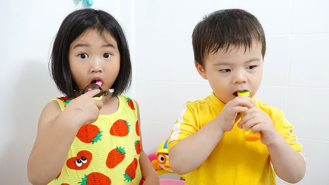 보람이와 친구들의 물감 장난감 색칠놀이 kids with Feet Painting