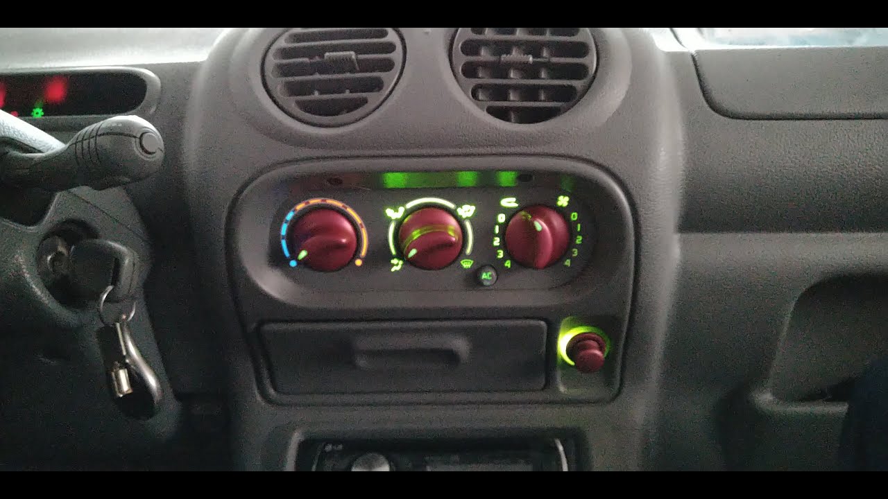 como cambiar bombilla de cigarrera de renault twingo