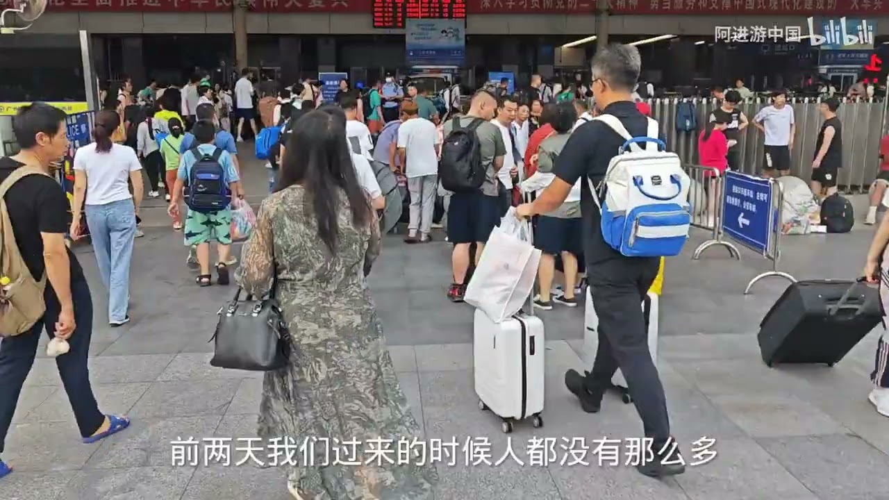 暑假尾聲的「瘋狂」：8月26日廣州火車站人潮爆發，現場真的太意外了！