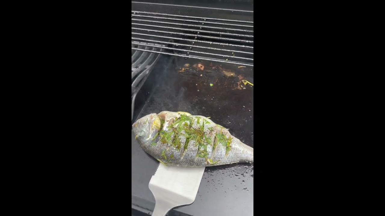 Ses ​​Bream on the grill, with fresh bilins..