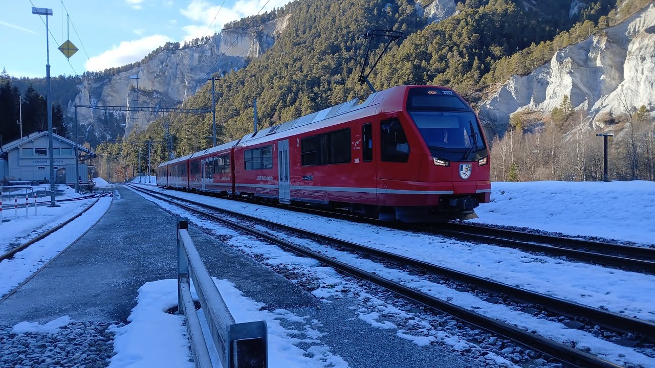 RhB Züge am Bahnhof Versam und Valendas 