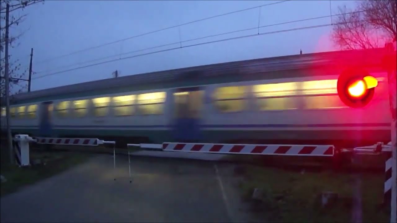 Passaggio a livello Mombaruzzo (AT) casse miste FS 64 e TD 96/2 - Level crossing - Spoorwegovergang