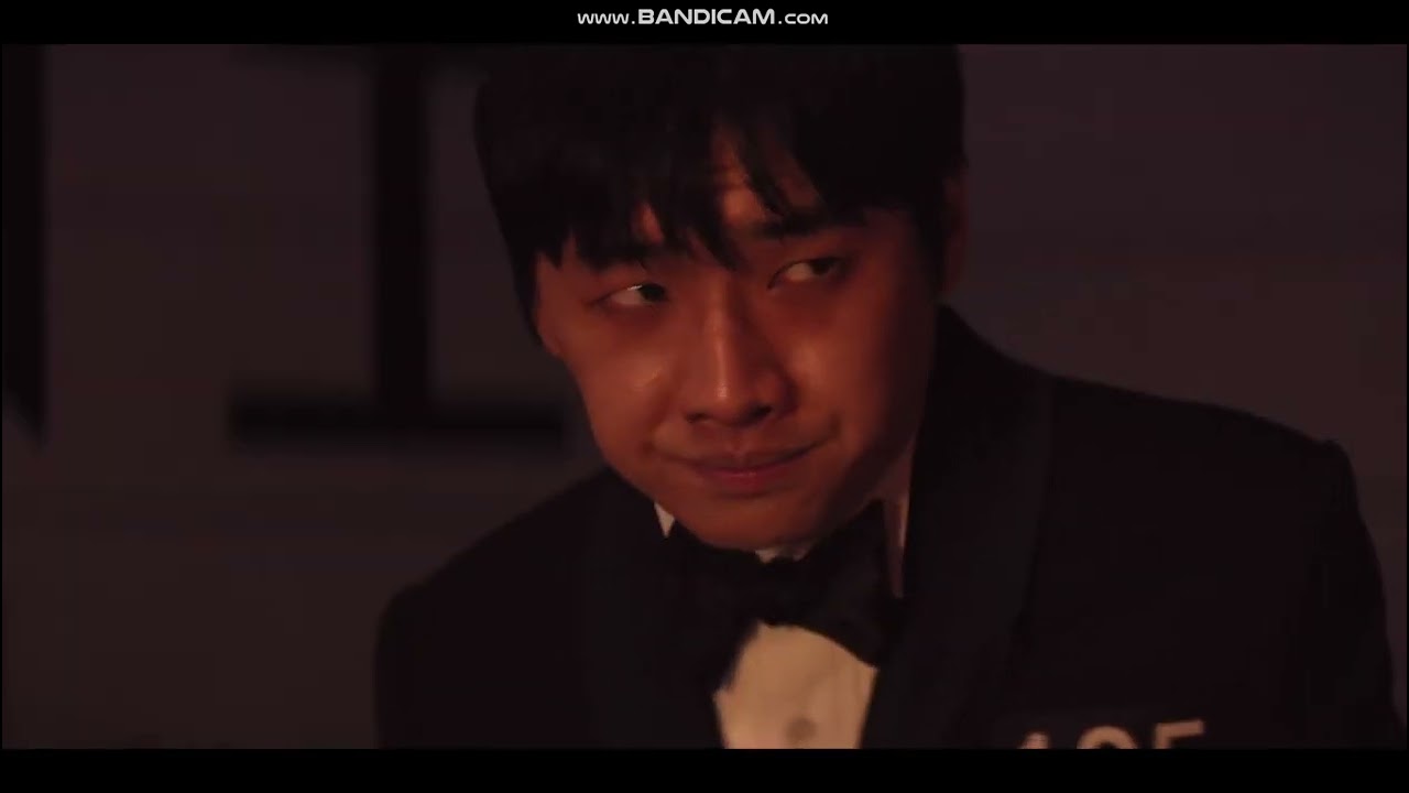 8 adult finalists and 1 baby finalist taking last feast scene | Squid Game Season 3 Episode 4