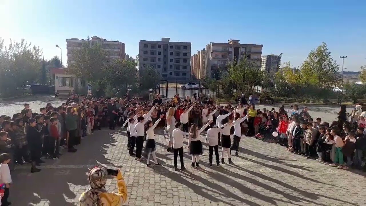 24 Kasım Öğretmenler Günü için 5/B Sınıfının Gösterisi