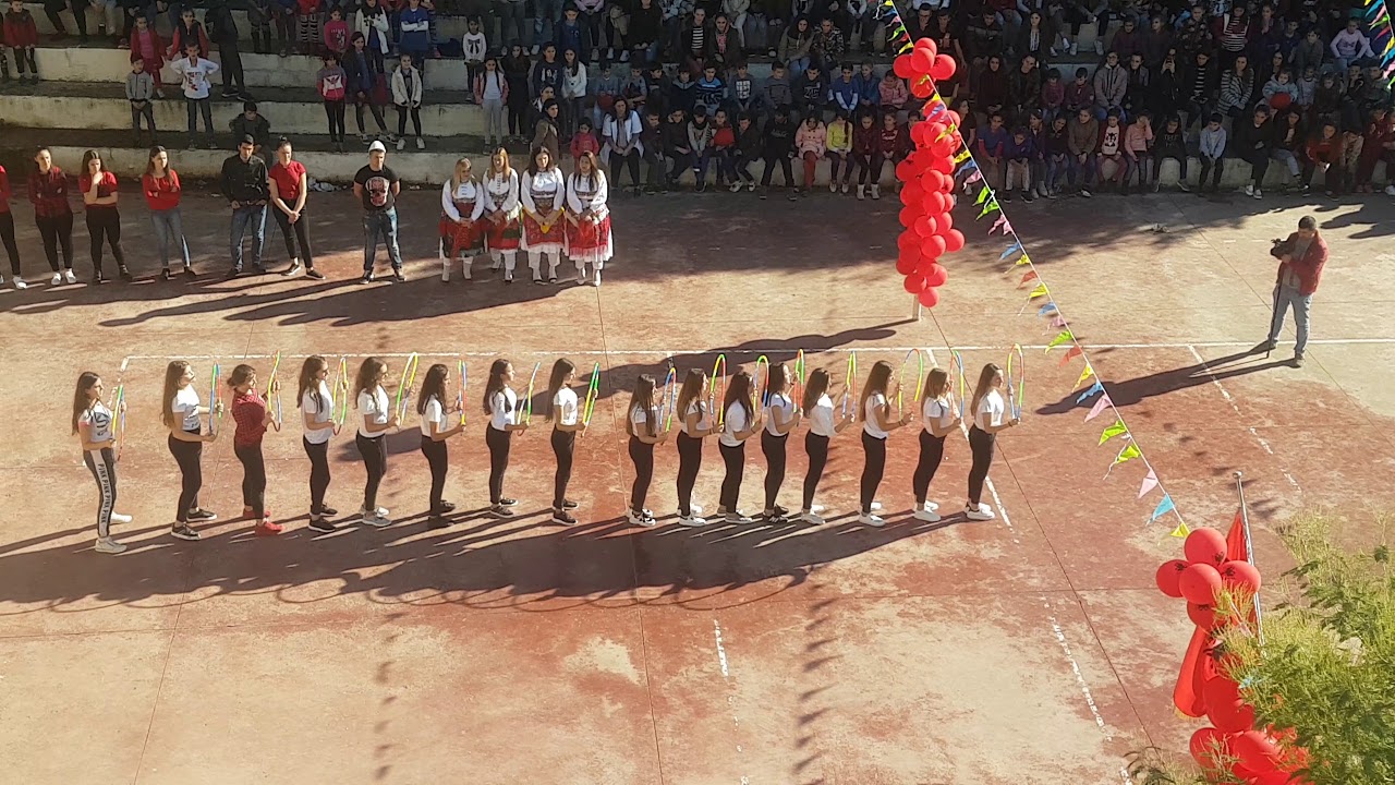 Perfomance nga nxenesit e Gjimnazit Milot ,ushtrime levizore me rrathe gjimnastikore.