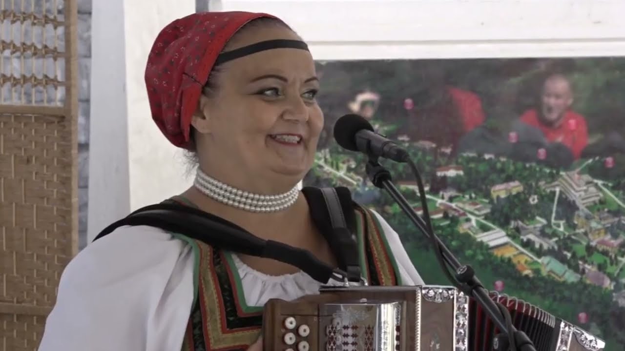 Monika Soroková - A pid hájom zeleneňkym, Oj haju zeleneňkyj, Oj na hory viter dul, Rosla slivka