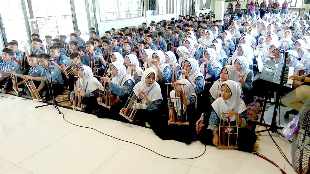 SMPN 1 Pagedangan Tangerang Bermain #Angklung di Bale Seni Barli   #Kotabaruparahyangan