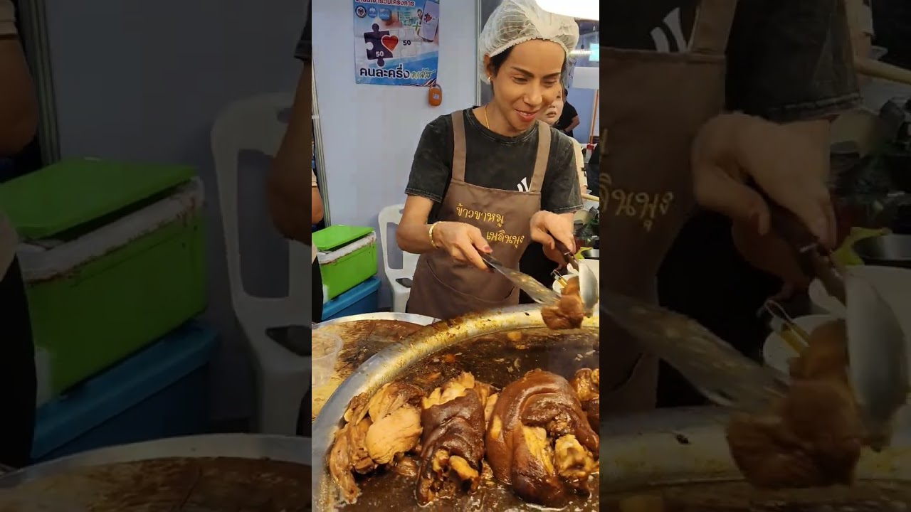 บรรยากาศเดินในงานมีร้านของกินมากมาย กำลังทำอาหารโชว์ทำขาย ดูน่ากินมาก