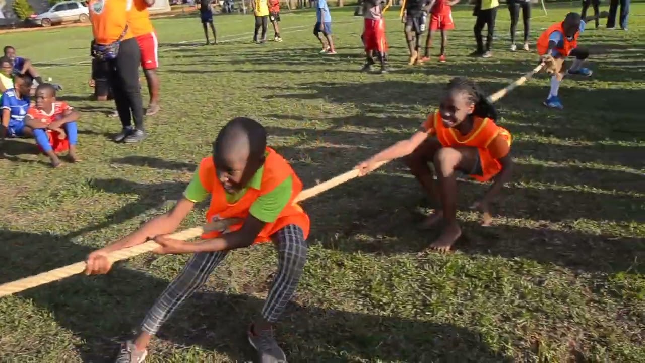 Kids in Tag of War games