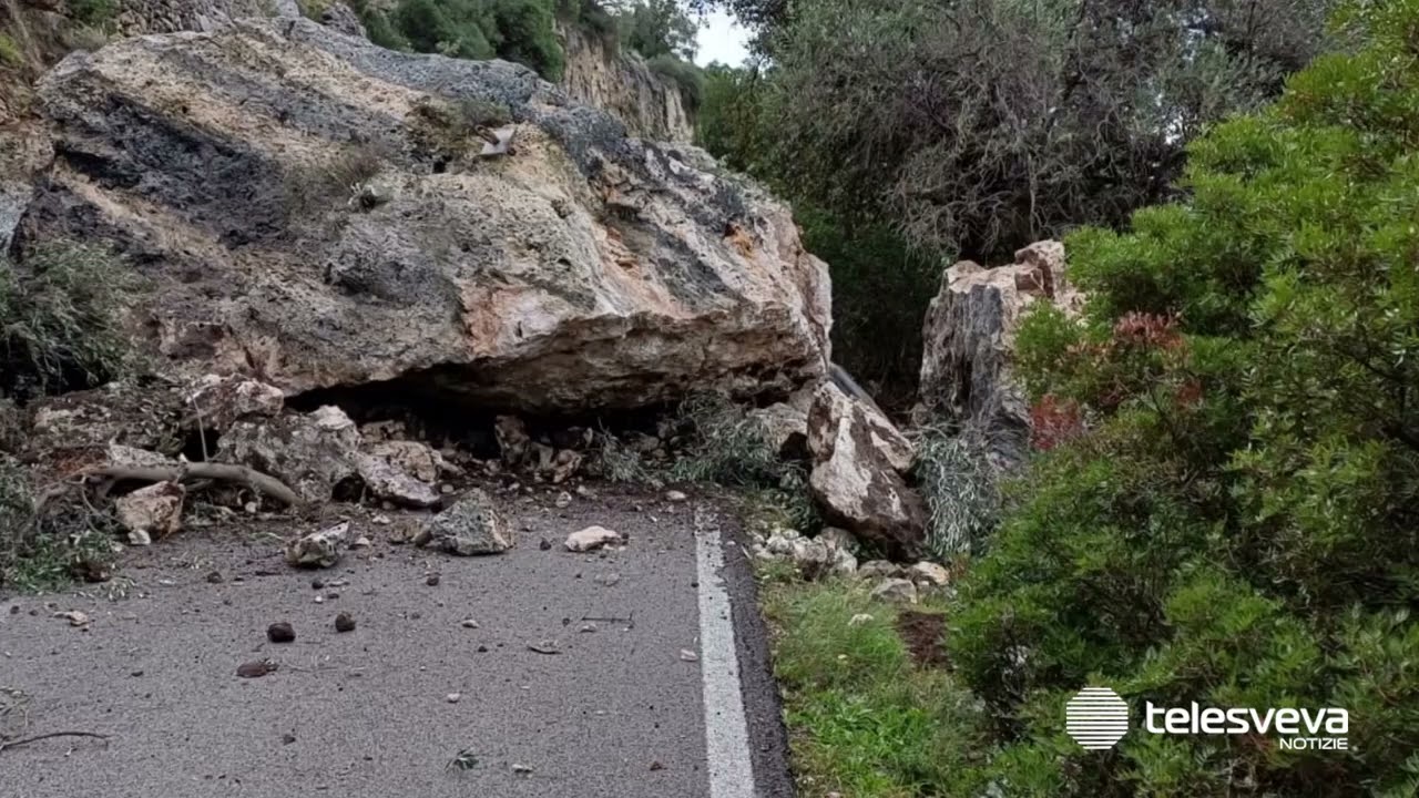 Mattinata-Vieste, il gigantesco masso franato sulla statale ha interdetto 40 chilometri di strada