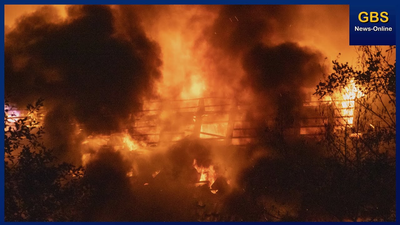 Lauterbach: Doppelhaus nach Explosion in Brand geraten