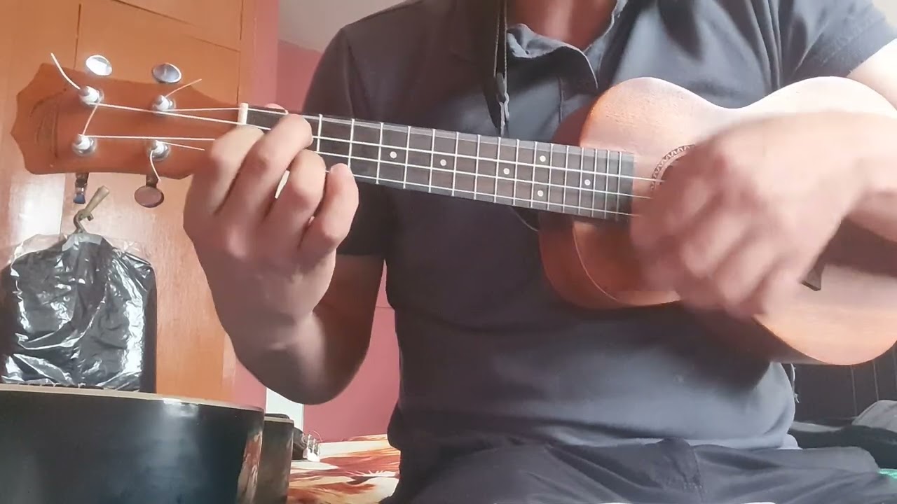 Friday Reik и Gabito Ballesteros исполняют кавер на песню Easy на укулеле 🎶