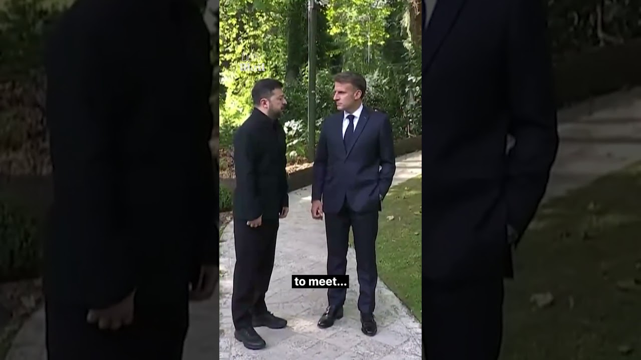 Макрон и Зеленский попали в неловкую ситуацию, когда их разговор был заснят на микрофон, когда об...