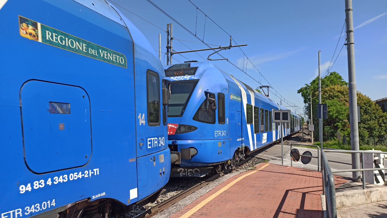 Doppia di ETR 343 in partenza da Cassola