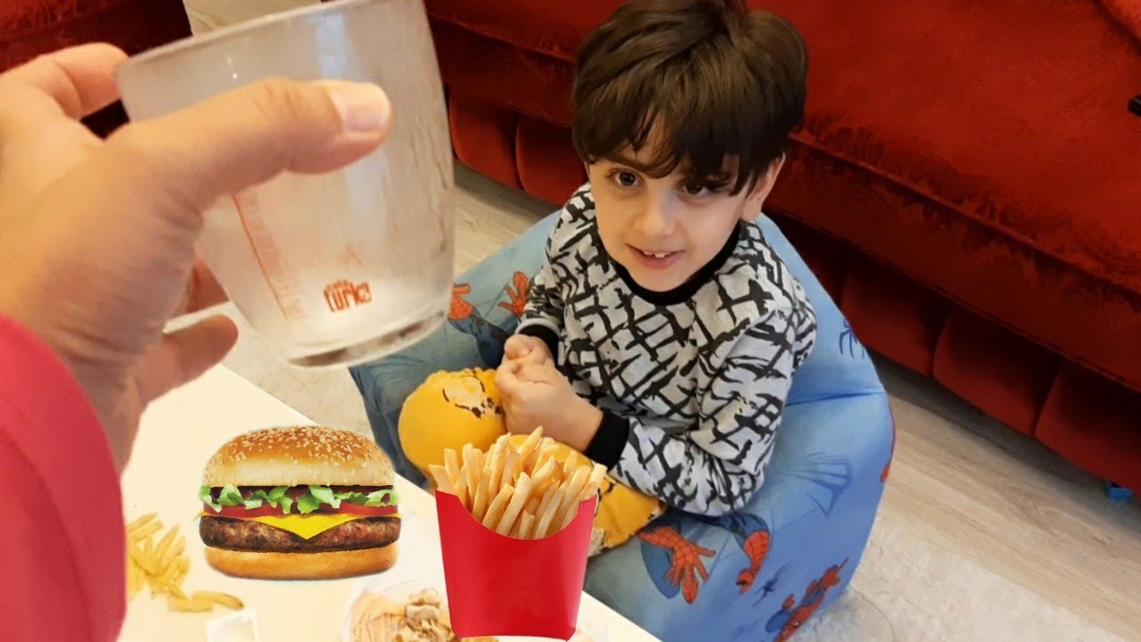 Efe yemeklerin hepsini bitirdi.  Abur cuburların hepsini almak istedi çadıra sakladık.
