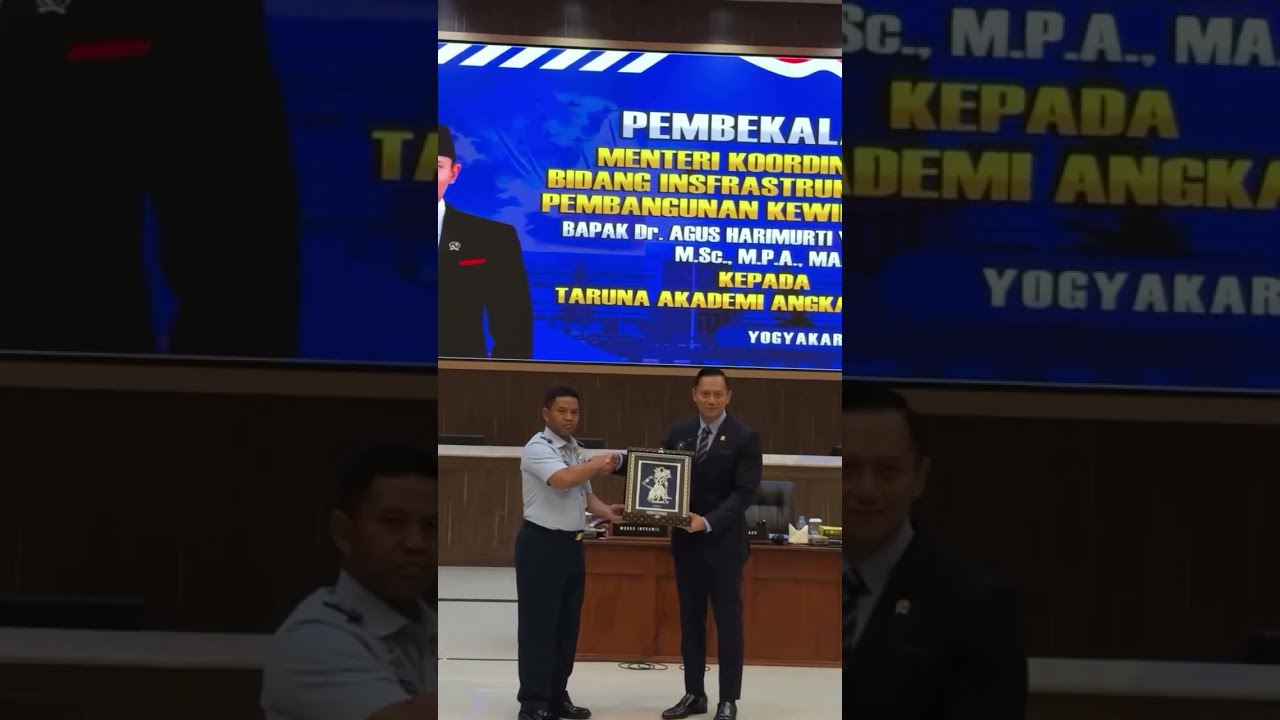 Memberikan Kuliah Umum kepada para Karbol (Taruna AAU)