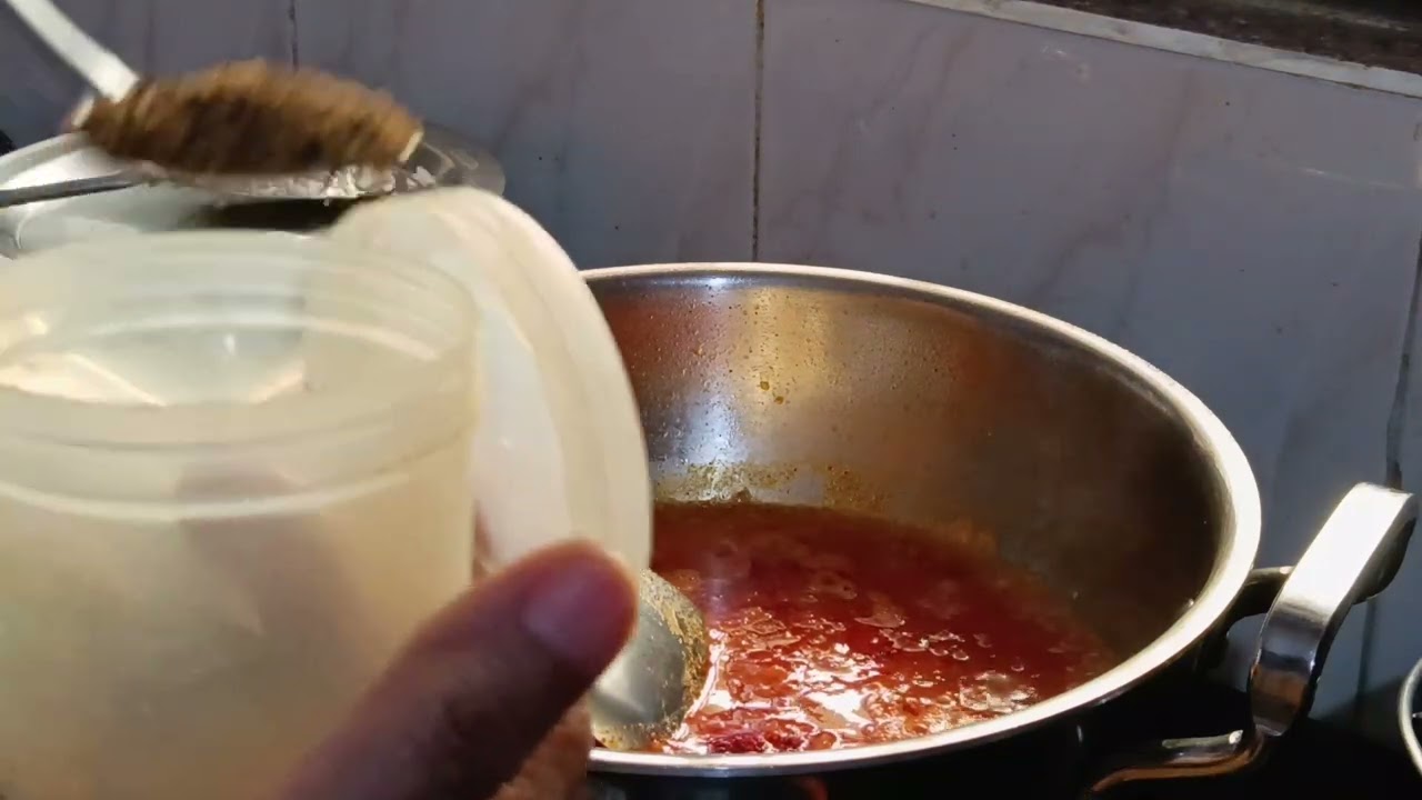 Hi friends mein aaj tamatar ki mithi chutney banane ki recipe bata rahi hu 