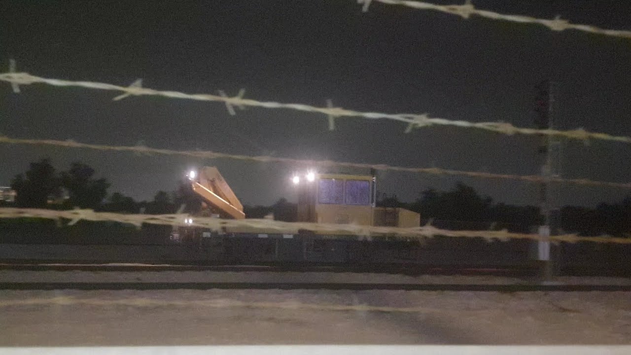 قطار صيانة وقطار ركاب وصل محطة 