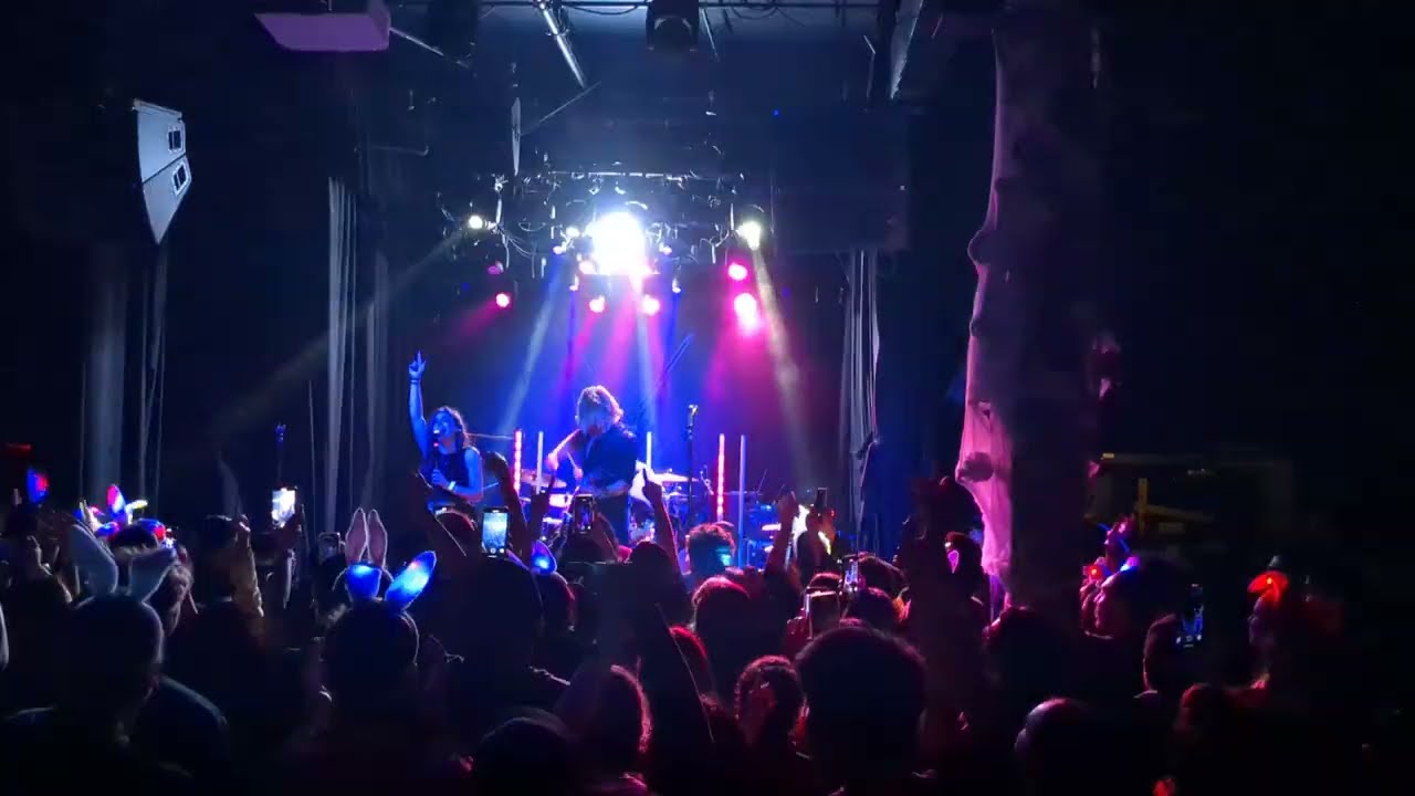 Chrissy Costanza ft. VOILÀ - Legends Never Die (live)