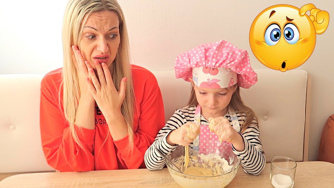 Sofia si Mama il Asteapta pe Tata din Deplasare