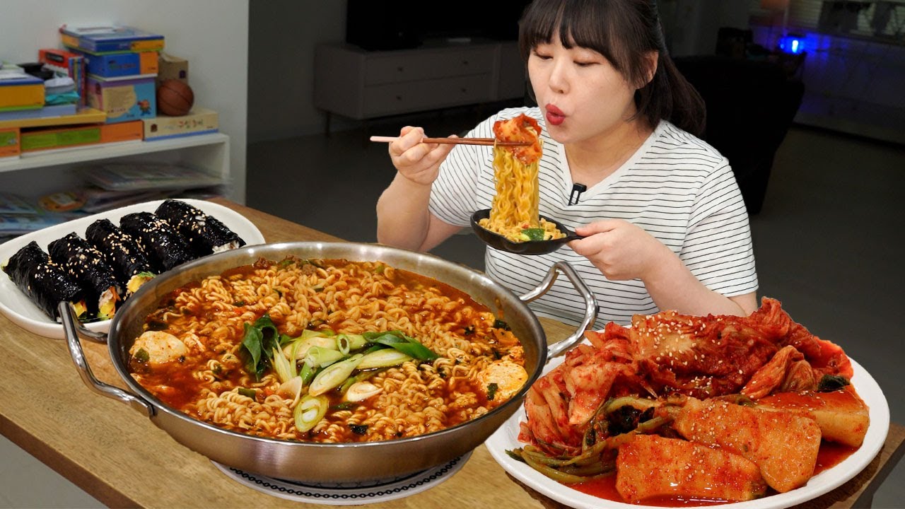 Новый Джин Рамен, слегка острый вкус🍜 с мини кимбапом и 2 видами кимчи мукбанг