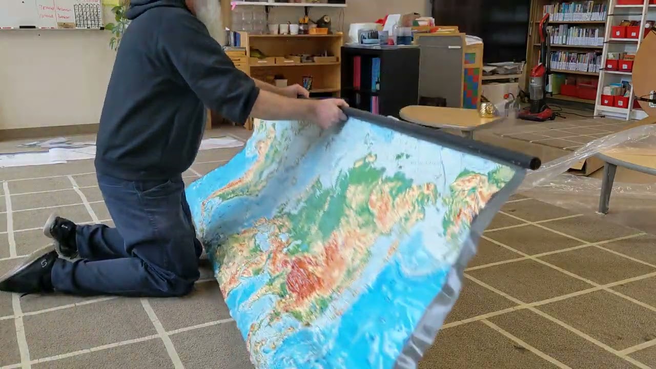 "Le Monde": unboxing the big world topo map!