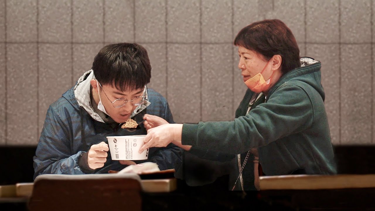 When Seeing a Disabled Man Eating with Shaky Hands | Social Experiment 当行动不便的男生独自吃饭遇到困难，有人默默坐到了他身边