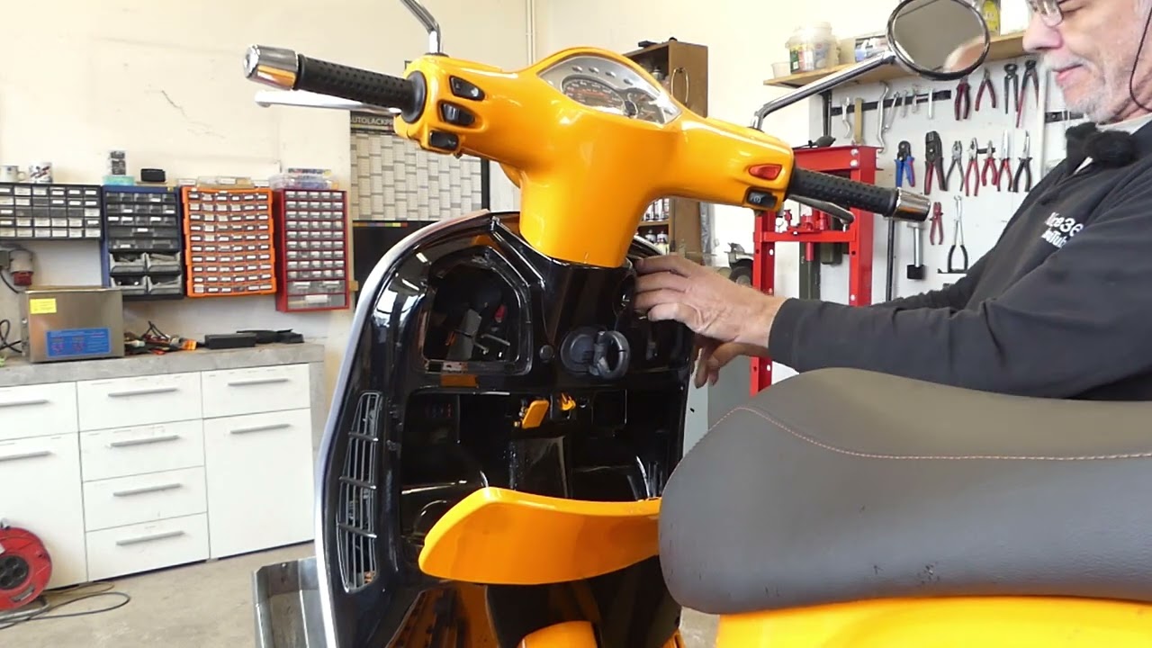 Vespa 300 GTS manuelle Sitzbankentriegelung erneuern