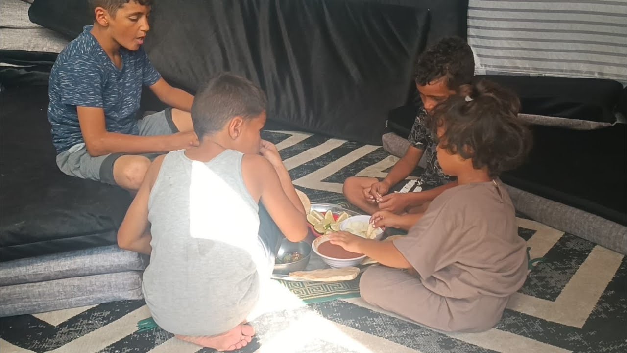 بيتي غير بيوتكم هذا واقعنا ونكتب علينا نعيش هنا اختكم ام تصور لكم تشاهدوا وقعنا اليومي كيف نعيشه 