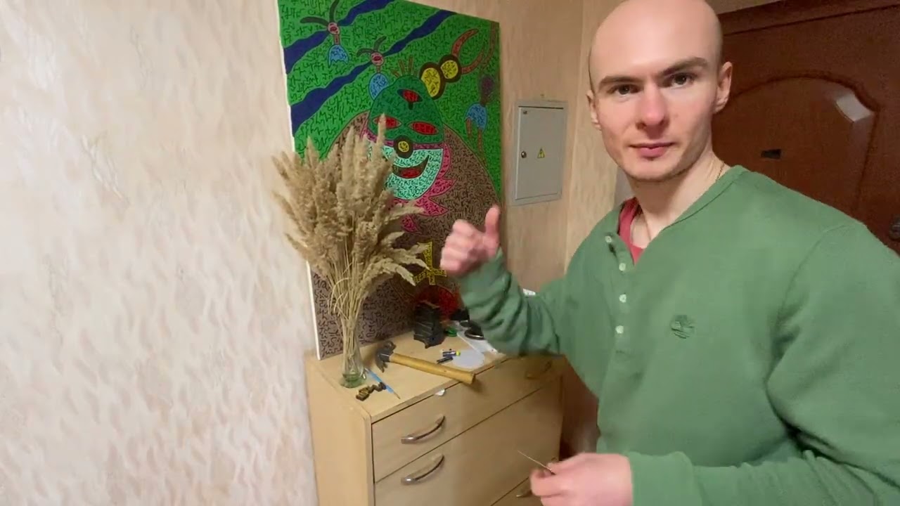 БЕЗ ДЕВУШКИ КЛЕЮ ЧАСЫ НА СТЕНУ