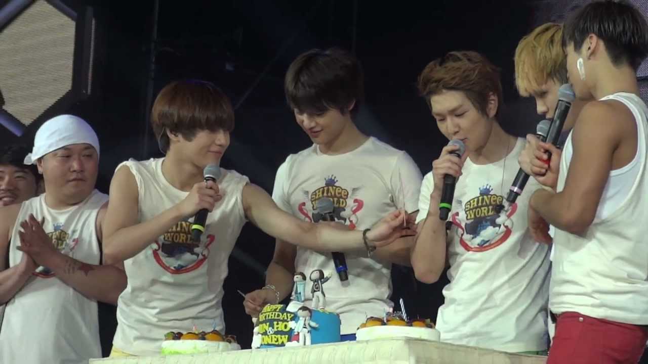 [2012.12.08][HD]SHINEE World Concert 2 Singapore - Birthday Prank!Poor Minho & Onew!