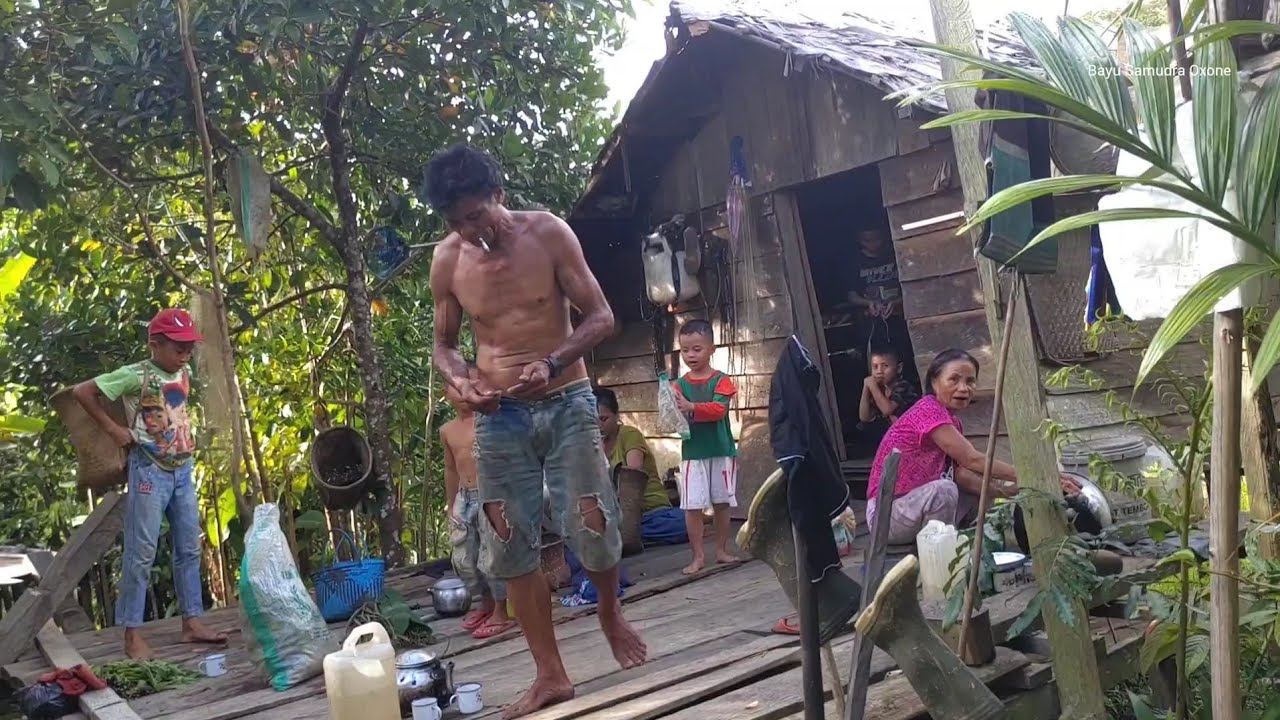 Kehidupan suku dayak, di pedalaman kalimantan tengah, indonesia