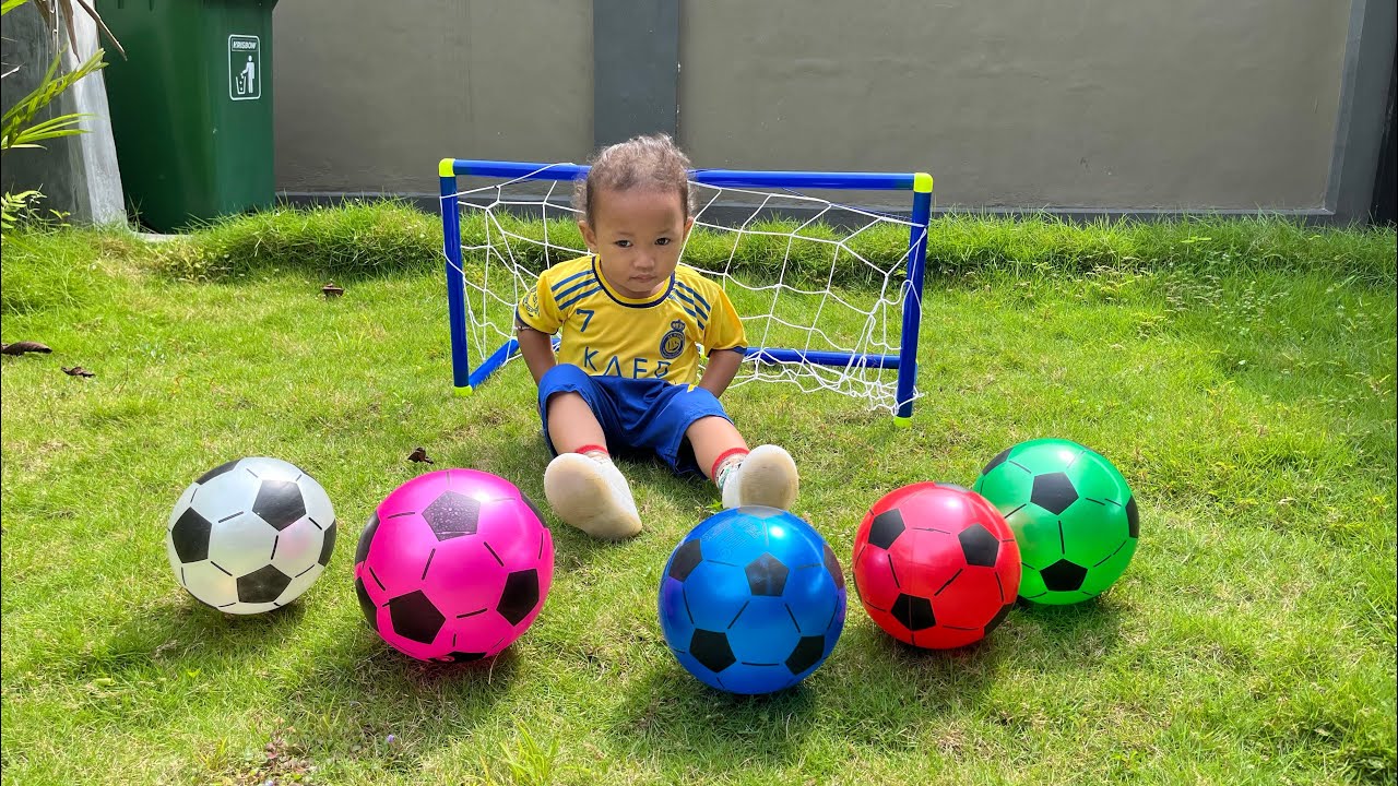 Bermain Sepak Bola, Adek Cetak Gol banyak! | Adek Memakai Baju Bola Cristiano Ronaldo part 2
